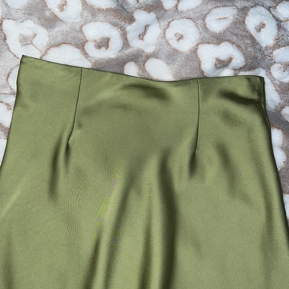 Green silky skirt - Picture 4 of 6